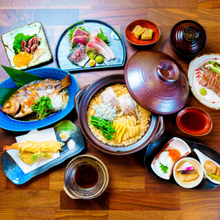식사는 7,700엔과 11,000엔의 일본식 코스만
