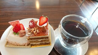 パティスリー シュクレ - 1杯目ドリンクはホットコーヒー