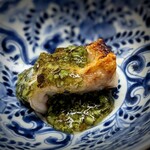 道人 - 愛媛の白甘鯛　たたき蕨餡。これも感動の一品。グジの皮は香ばしくパリパリ、身はふっくらしっとり。叩いた蕨餡が心を落ち着かせてくれるような一品です