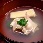 道人 - 煮物椀　蛤・塚原の筍・うるい。蛤は力強い九十九里。筍は玉蜀黍にも似たドクドクノ薫りを放って、甘い。下に忍んでいるウルイまでシャキシャキと見事に美味しい。