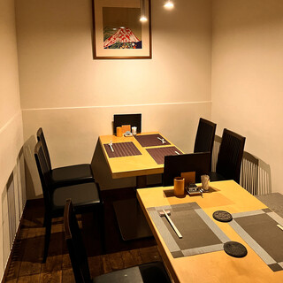 Nanaya Ginza - テーブル席は壁で仕切られています。