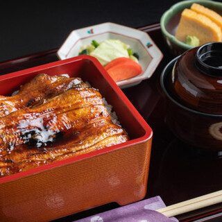 推荐名产“味噌酱汁鳗鱼盒饭”，罕见的味噌味。