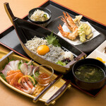 A double shirasu bowl with assorted sashimi, tempura and Small dish is very satisfying! "Shinseimaru Gozen"