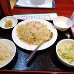 桂香楼 - エビチャーハン　全景　杏仁豆腐、ザーサイ、サラダ、スープつき