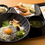 Raw & kettle-fried! ``Double Shirasu Bowl Gozen'' with plenty of two types of whitebait