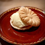 茜坂大沼 - 爽やかなパッションフルーツアイスに手作り求肥。香ばしい最中にサンド。