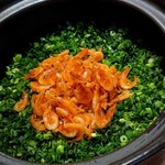 茜坂大沼 - 奴葱大好き。たっぷり刻んどきました、とハルキ君(笑)　桜海老はさっと素揚げにすることで、甘みが引きだされている。