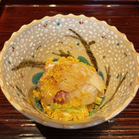 京味 もと井 - 桜鯛にカラスミかかってます