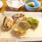 天ぷら よこい - ●一皿目
      ・椎茸えび詰め
      ・太刀魚
      ・スズキの大葉巻き