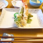 天ぷら よこい - ●二皿目
      ・海老
      ・海老紫蘇巻き
      ・栃木県産アスパラガス