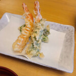 天ぷら よこい - ●二皿目
      ・海老
      ・海老紫蘇巻き
      ・栃木県産アスパラガス