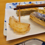 天ぷら よこい - 新玉ねぎ
      甘く、みずみずしい。