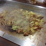 ニュー柳屋食堂 - もやしとキャベツを入れ、ホルモンを焼く