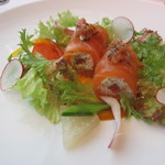 オーグードゥジュール ヌーヴェルエール - カニとサーモンのロール仕立て 国産パプリカのヴィネグレット