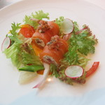 オーグードゥジュール ヌーヴェルエール - カニとサーモンのロール仕立て 国産パプリカのヴィネグレット