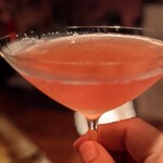 Bar Lasile  - バブルが弾けたあとは、美しい桃色のカクテル。このカクテルグラスも繊細で美しい。