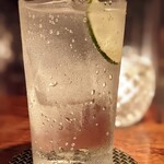 Bar Lasile  - まずは、ジントニック。これ大好きなんだけど、山田詠美さんいわく、ジントニックで美味しいバーは、分かるらしい。