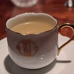 Bar Lasile  - スターターとして、コンソメスープ。これが優しくて胃袋あったまる〜。のめるぞ〜。器も素敵。さすが大倉陶園。