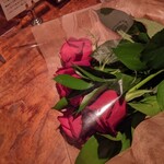 Bar Lasile  - 真っ赤なバラが似合うバー。