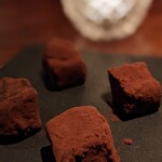 Bar Lasile  - 生チョコ！ほんのりお酒の風味が。エスプレッソマティーニに合わせて。