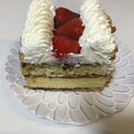 さつき屋 - パイ生地のナポレオンという名前のケーキです。（¥1,800円）横が9cm、長さは16cmあります。写真は半分にカットした物です。
