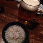 串若丸 - お通しのシラス大根おろしとビール