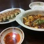 鍋と餃子 うまいもん酒場 楽宴 - 麻婆豆腐と焼き餃子