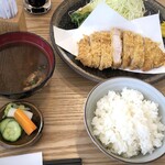 とんかつ 光 - 頂いたのは、平日限定の「ロースかつランチ定食(1,074円：税込）。 先にご飯やお味噌汁などが提供され、トンカツまでは10分程。