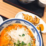 Menya Karintei - 奥、ネギ台湾ラーメン(塩)
                        手前、ネギタンタン麺(中辛)