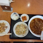 紅華苑 - 豚挽肉辛そば+炒飯(税込980円)