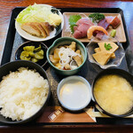 居酒屋 汐里 - 「汐里定食（もつ煮、旨鶏、刺身）」1,000円税込み♫