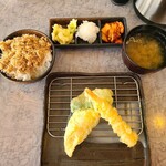 Tempura Kurabu - 日替わり定食にかにめし付き(1155円)です。