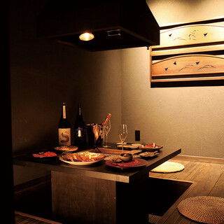 在充滿日式氛圍的平靜空間中享用精緻的烤肉。提供完全私人的房間