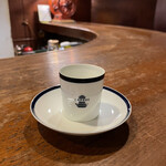 カフェ・ド・ランブル - ランブルサインの刻まれた特注のデミタスカップ