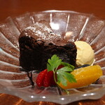 使用生巧克力制作的原創巧克力蛋糕