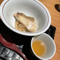 鮨よしかわ 恵比寿 - 鯛めし隣がお出汁で、鯛めしを細かく崩して口の中へ、飲み込む前に汁を口に、ヤバイお
