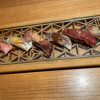 鮨よしかわ 恵比寿 - 　６貫どれも美味しかったですが特に美味しかったのは、左から3番目ブリにあん肝を乗せた一貫は別格に美味しかったです。