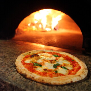 自慢のピッツアとワインをお楽しみください。