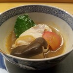 美会 - トムヤムクン　すっぽんの出汁　(シラカワ、蛤、車海老、フルーツトマト、大黒シメジ)