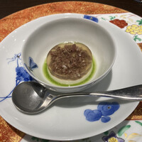 シェ フルール 横濱 - アミューズ（牛テールのムース、蕪のジュレ、蕪の葉のソース）