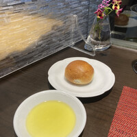 シェ フルール 横濱 - 自家製パン＆オリーブオイル