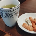 caffe月の虹 - 玄米茶とおかき