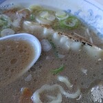 オーモリラーメン - 後はラーメンの中に、どっぷりしみ込ませて、パクリ、これもいけますよ