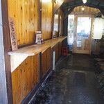 肉汁餃子と190円レモンサワー 難波のしんちゃん - 裏通り側の入口には立ち飲みカウンターもある