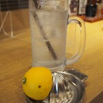肉汁餃子と190円レモンサワー 難波のしんちゃん - 国産レモンサワー
