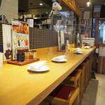 肉汁餃子と190円レモンサワー 難波のしんちゃん - 店内（カウンター席）