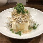 創作麺工房 鳴龍 - しらす冷やっこ（スパイシーごまソース）¥300