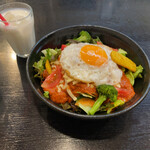 こせり - 季節の野菜とキーマのタコライス900円