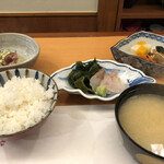 Gyosai Ryouri Akai - お味噌汁には鯛のあらが沢山入ってました。あと焼き物も来ました。