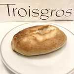 ブティック・トロワグロ - バターチキンのカレーパン（216円）税込【令和4年04月26日撮影】